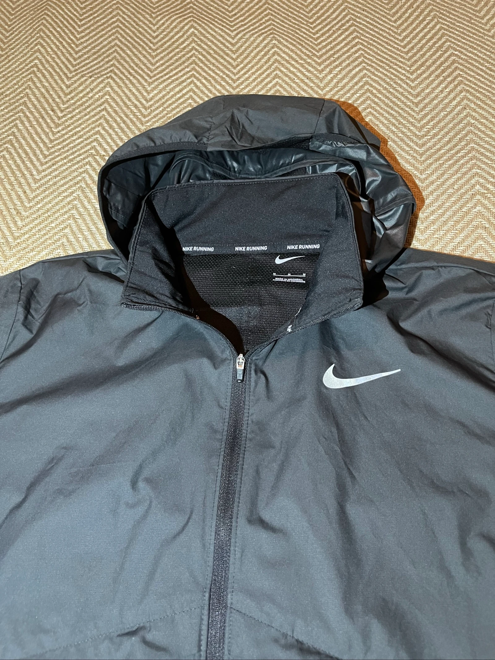 Nike Running Jacket SIZE M WOMEN BUT SIZE XS,S MEN – photo 3